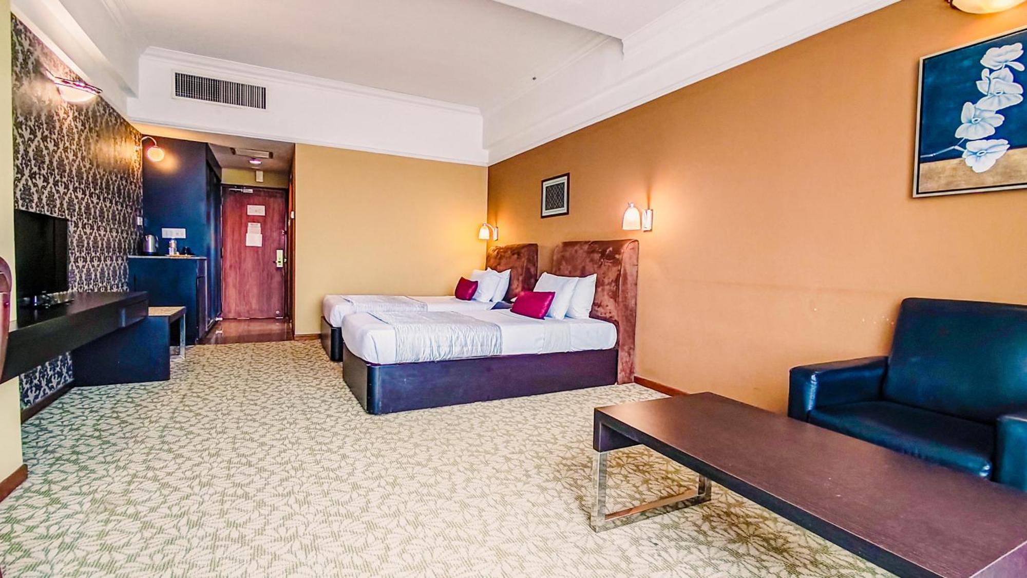 New York Hotel Джохор-Бару Экстерьер фото